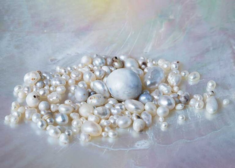 Undersea Colors: The Luminosity of Pearls